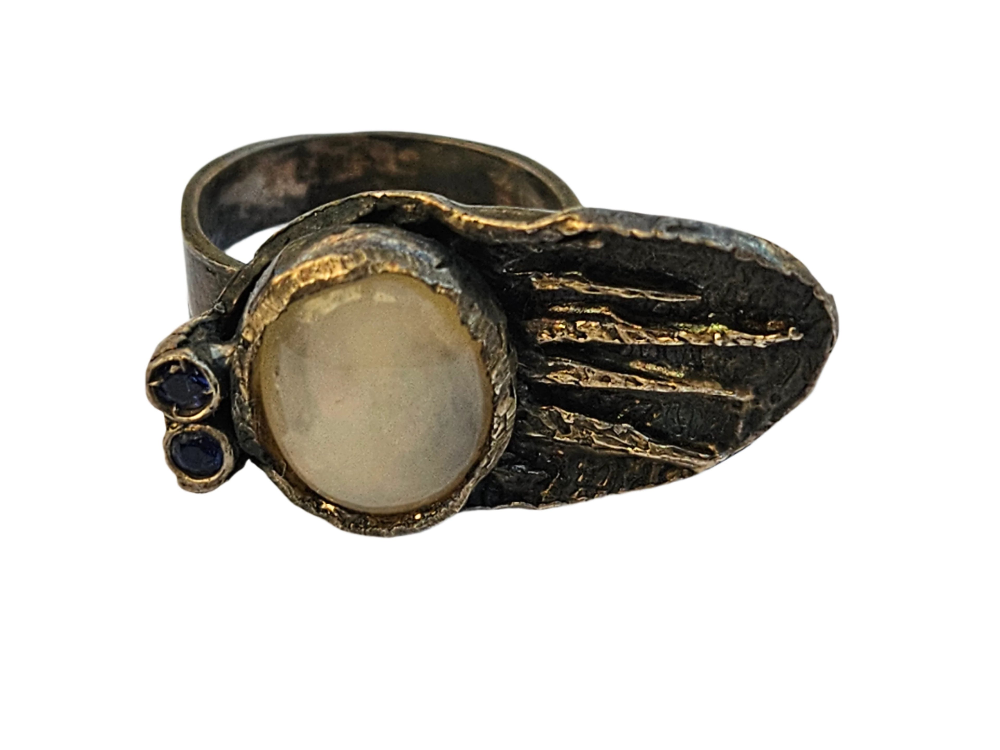 SAPPHIRE AND HONEY OYNX RING