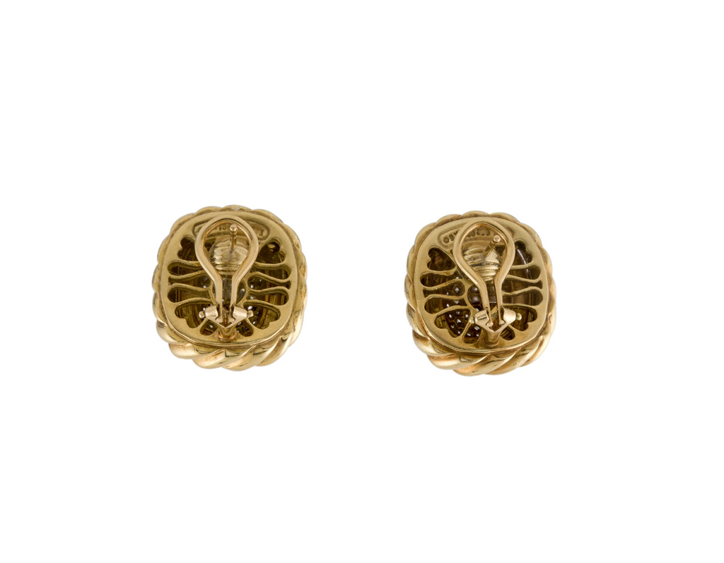 DAVID YURMAN 18K GOLD AND PAVE DIAMOND SIGNATURE COLLECTION EARRING