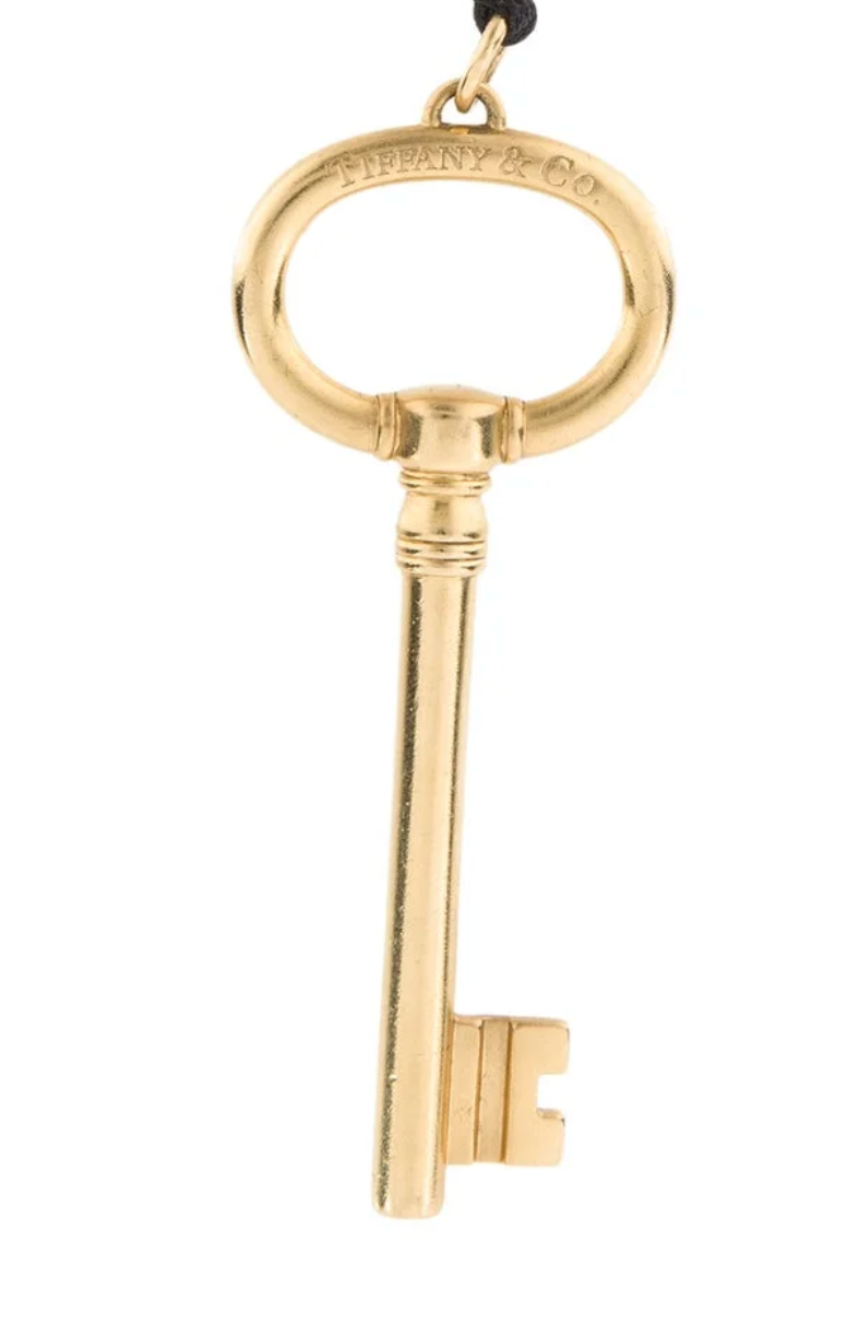 TIFFANY & CO 18K YELLOW GOLD LARGE OVAL KEY PENDANT